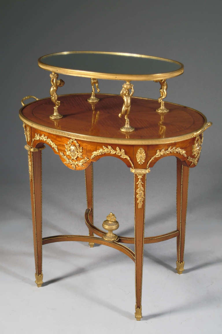Mesa auxiliar francesa de dos pisos de madera de rey con montura de bronce, attr E. Zwiener, 1880 Luis XVI en venta