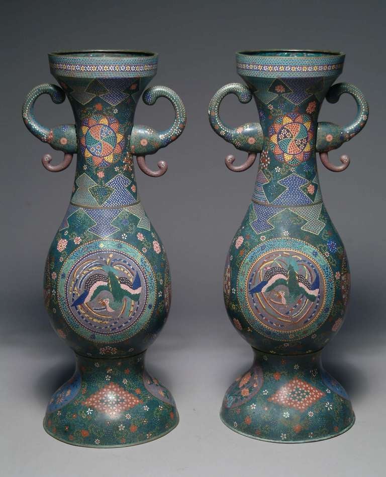 Ein Paar großer japanischer Cloisonné-Emaille-Palastvasen

Diese hohen Vasen gehören zu den frühen Werken von Kaji Tsunekichi (1803-1883) aus Nagoya in der Provinz Owari (heutige Präfektur Aichi)

Japan, um 1850

Künstler: Kaji Tsunekichi 
 
Maße: