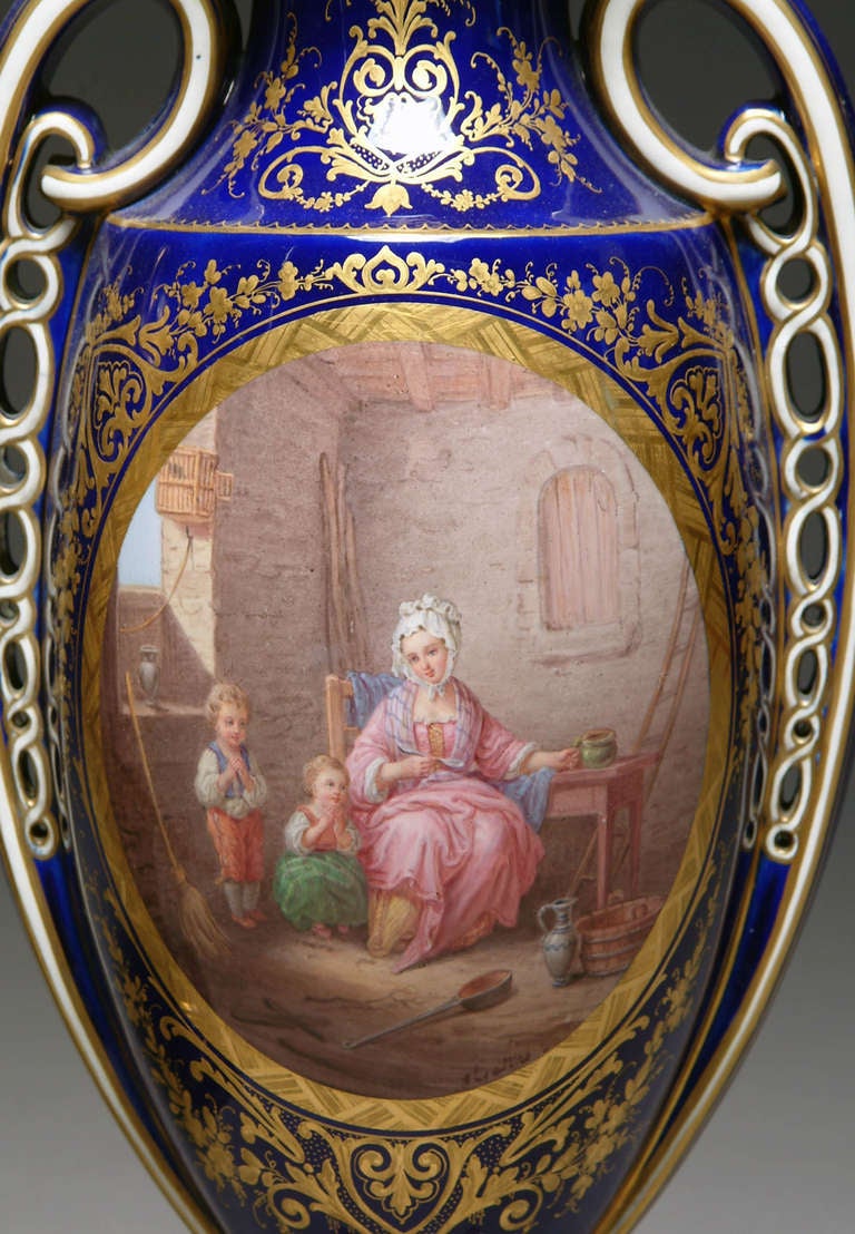 Français Paire de vases en porcelaine peints à la main de style Sèvres du 19e siècle en vente