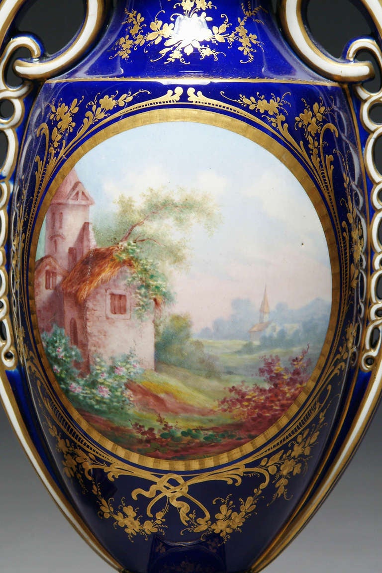Porcellana Coppia di vasi in porcellana dipinti a mano in stile Sevres francese del XIX secolo in vendita