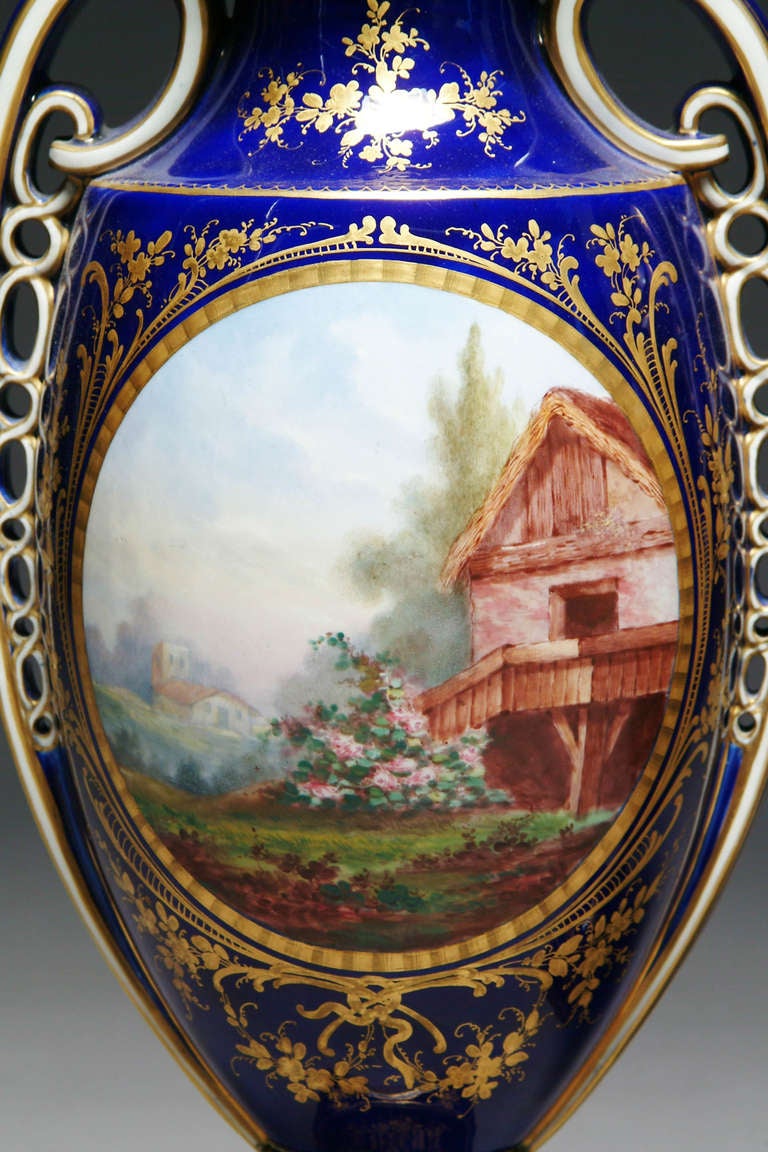 Feines Paar französischer handbemalter Porzellanvasen im Sèvres-Stil aus dem 19. im Angebot 1