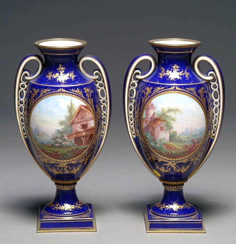 Paire de vases en porcelaine peints à la main de style Sèvres du 19e siècle en vente 1
