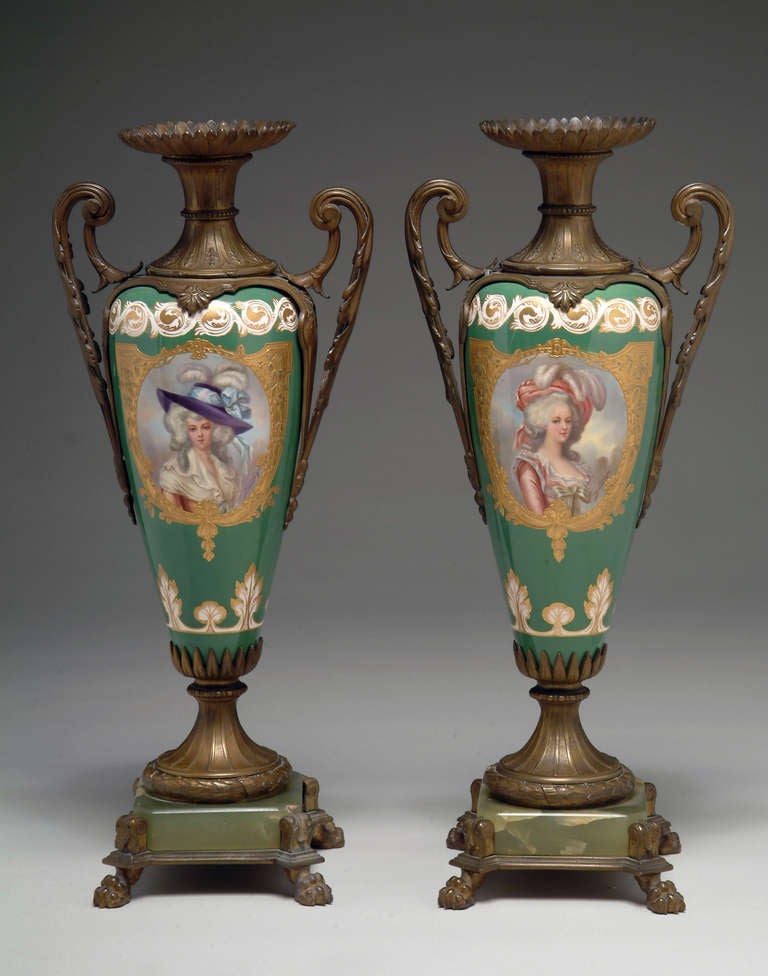 Paire de vases à fond vert montés en bronze, de style Sèvres, du XIXe siècle.

Signé : Beerbohm,

France, vers 1890.

Dimensions : H : 21
