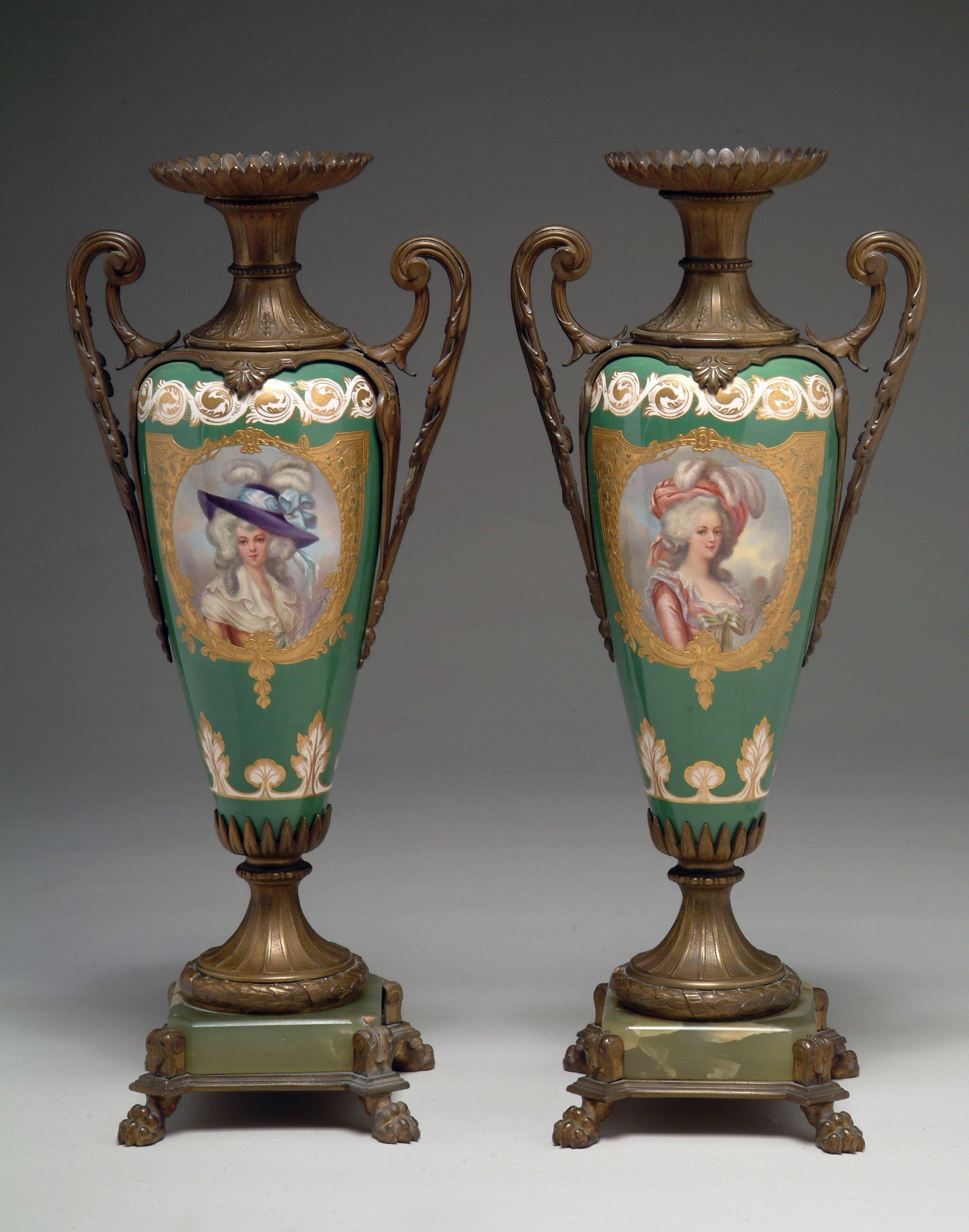 Paire de vases français de style Sèvres du 19ème siècle à fond vert montés sur bronze