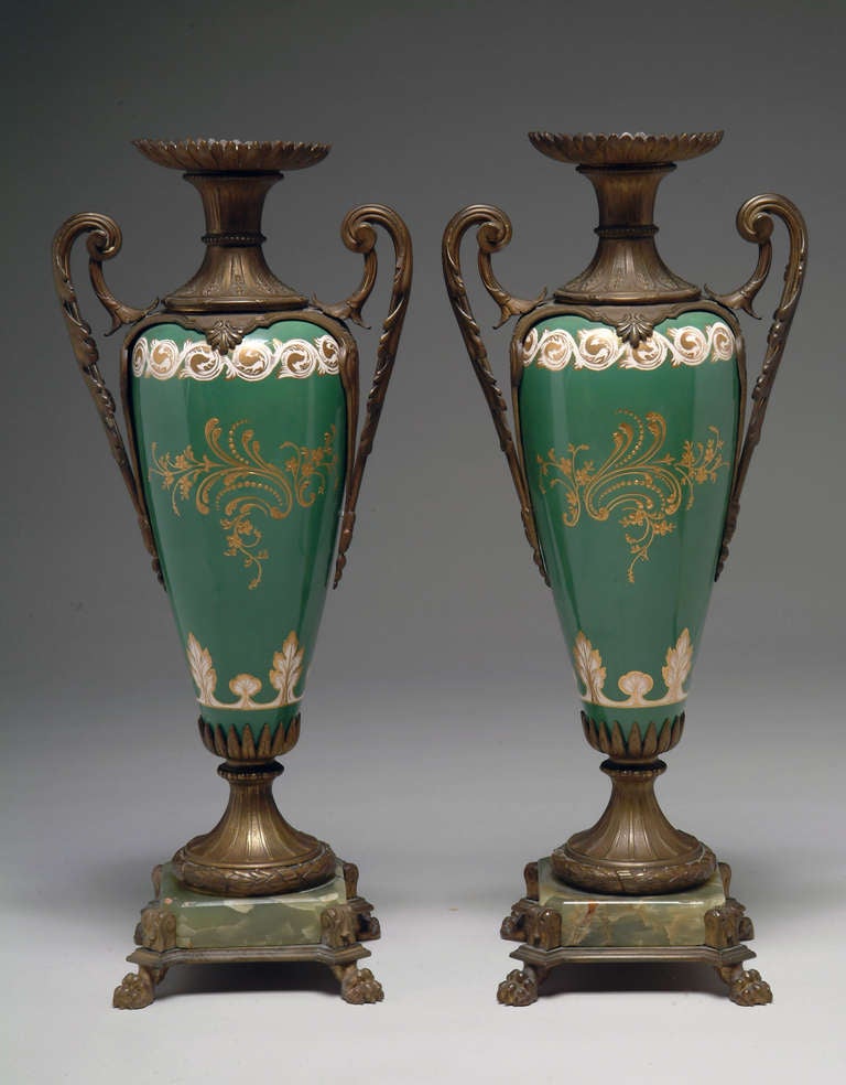 Paire de vases français de style Sèvres du 19ème siècle à fond vert montés sur bronze en vente 3