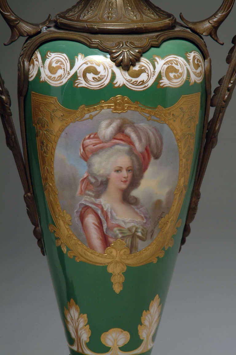 XIXe siècle Paire de vases français de style Sèvres du 19ème siècle à fond vert montés sur bronze en vente