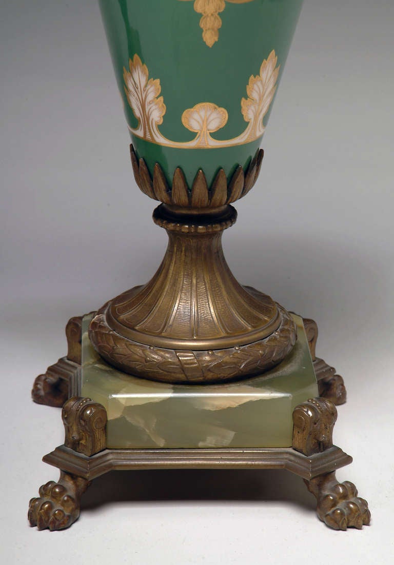 Paire de vases français de style Sèvres du 19ème siècle à fond vert montés sur bronze en vente 2