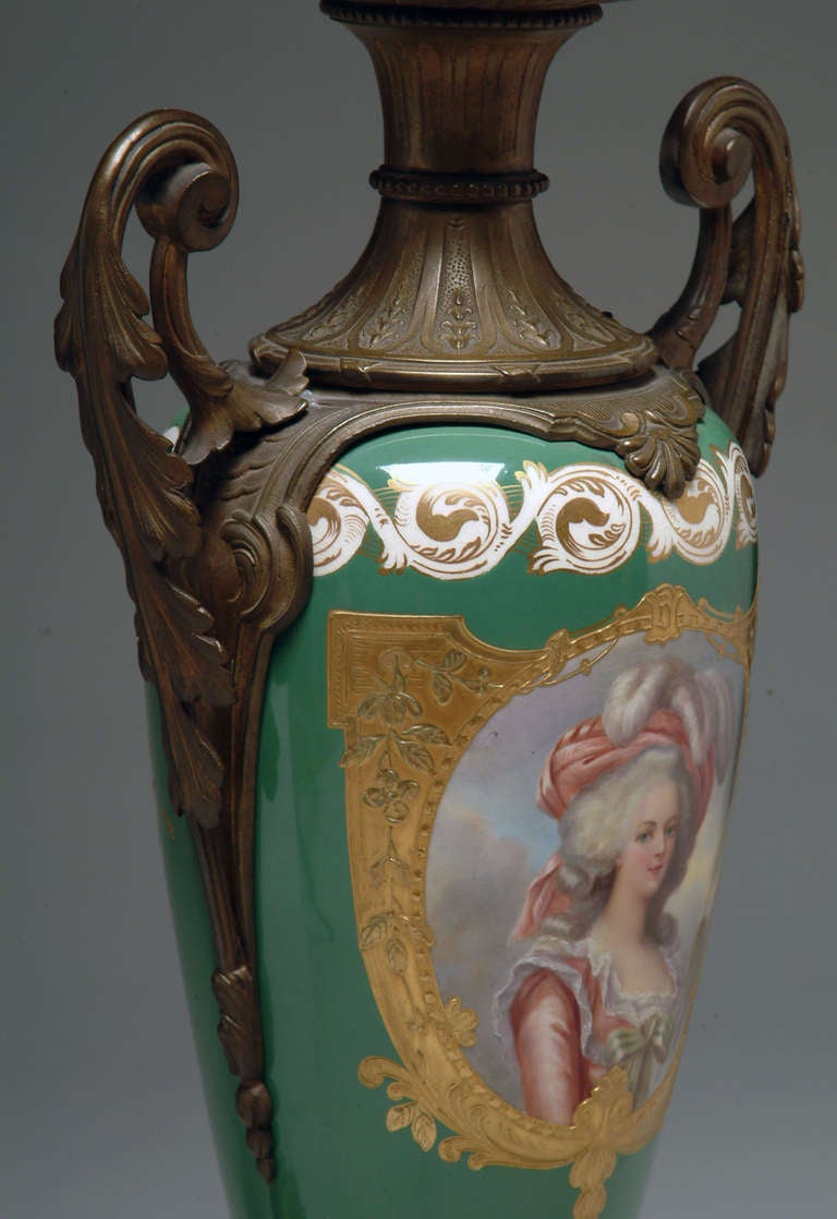 Paire de vases français de style Sèvres du 19ème siècle à fond vert montés sur bronze en vente 1