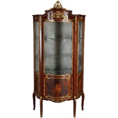 Vitrine Remy Martin de style Louis XV montée en bronze doré