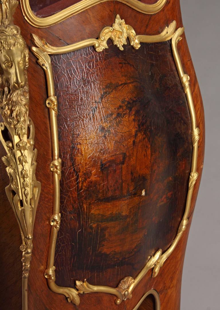 XIXe siècle français  Vitrine « Vernis Martin » montée en bronze doré Excellent état - En vente à Los Angeles, CA