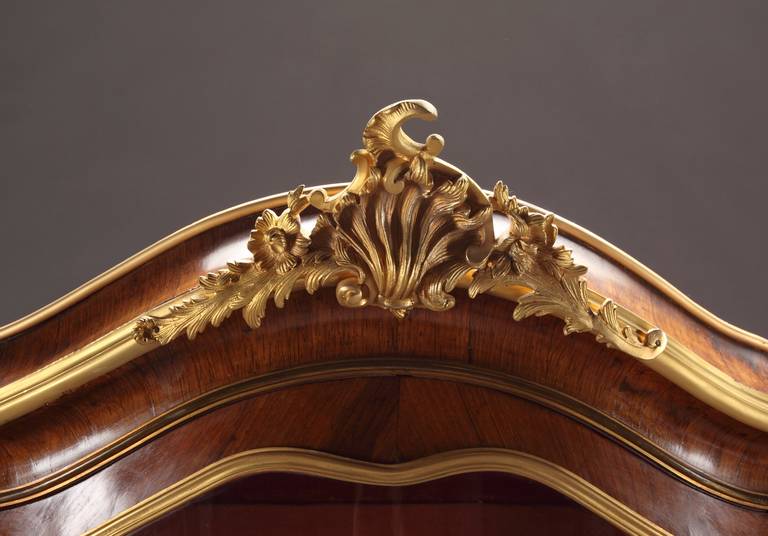 Français XIXe siècle français  Vitrine « Vernis Martin » montée en bronze doré en vente