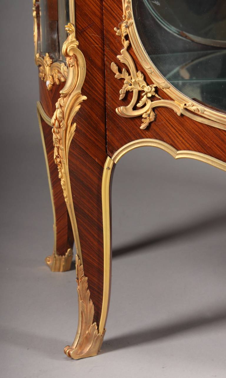 Vitrina francese in legno di tulipano con montatura in ormolu di Francois Link In condizioni buone in vendita a Los Angeles, CA