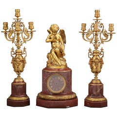 Ensemble d'horloges françaises anciennes en bronze doré et marbre rouge