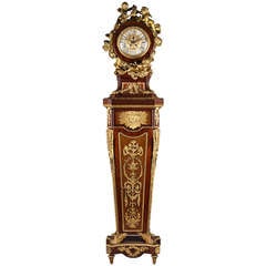 Une belle horloge française ancienne en acajou:: montée sur bronze doré:: à grand boîtier