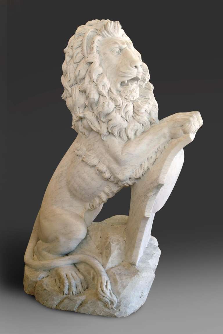 Paire de lions grandeur nature en marbre ancien d'après Joseph Gott Bon état - En vente à Los Angeles, CA
