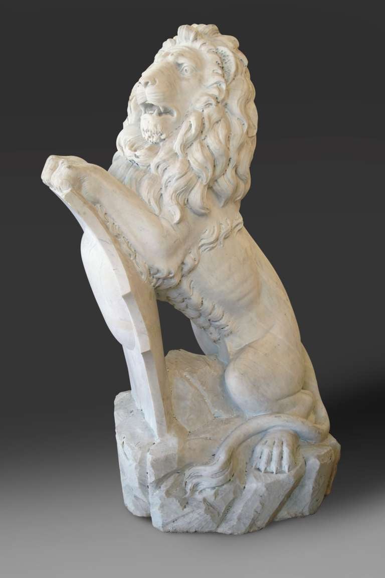 XIXe siècle Paire de lions grandeur nature en marbre ancien d'après Joseph Gott en vente