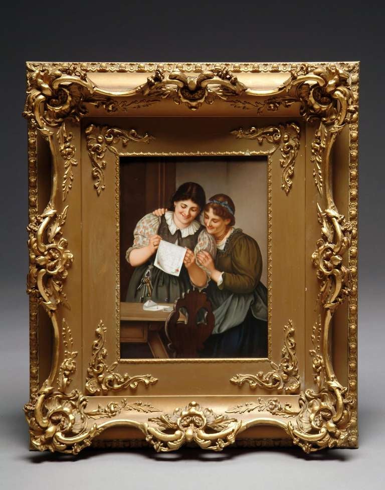 Pregevole placca in porcellana tedesca KPM Porcelain del XIX secolo, dipinta a mano, raffigurante due giovani donne che leggono una lettera all'interno di una cornice in legno dorato. Dopo il dipinto originale di Franz Von Deffregger