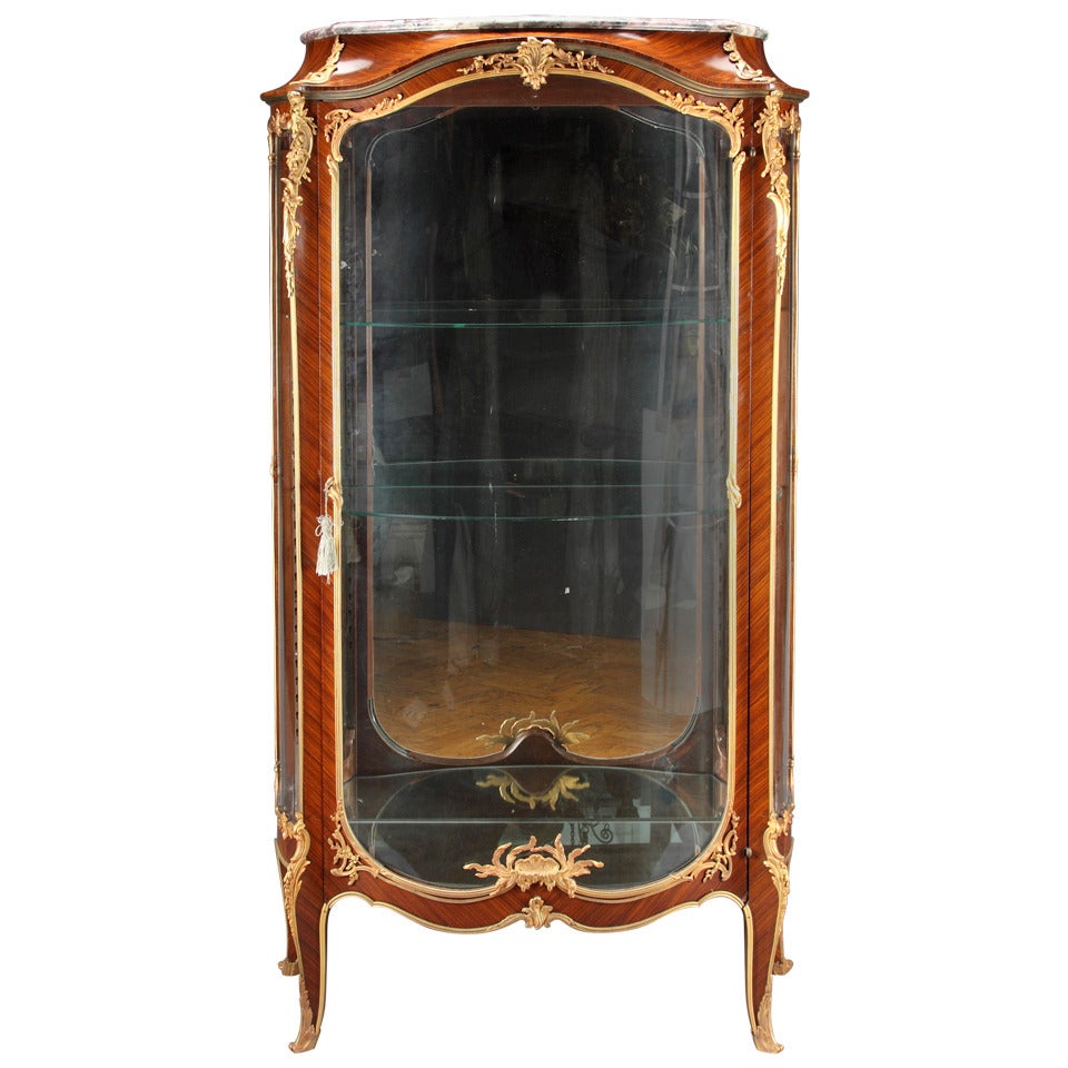 Vitrine française en bois de tulipe montée en bronze doré par Francois Linke