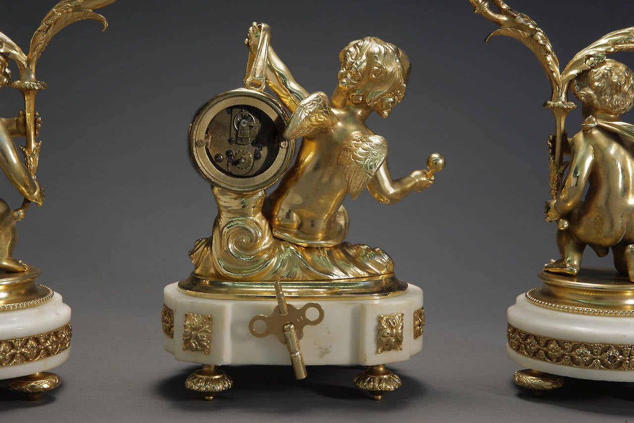 Français Garniture d'horloge française de style Louis XVI en bronze doré en vente