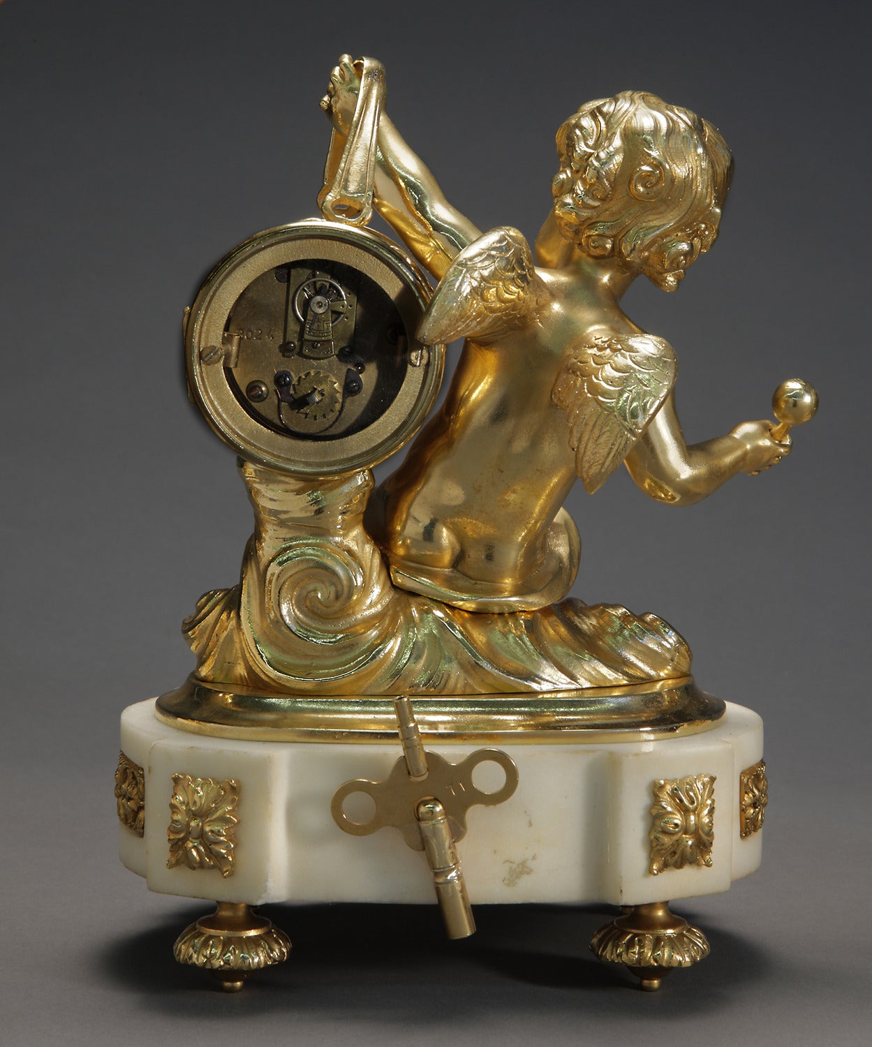 XIXe siècle Garniture d'horloge française de style Louis XVI en bronze doré en vente