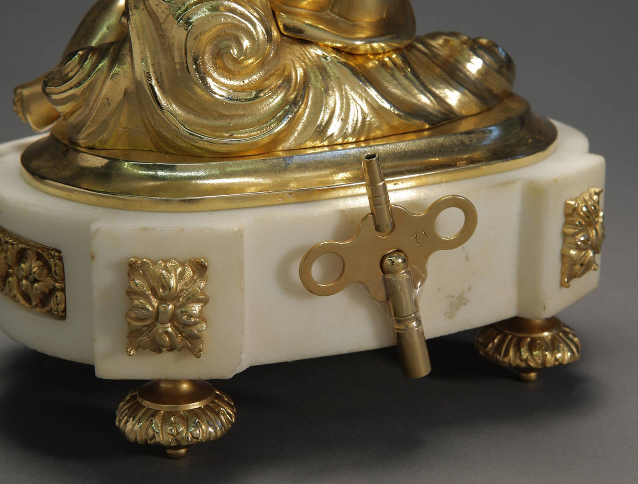 Garniture d'horloge française de style Louis XVI en bronze doré en vente 1