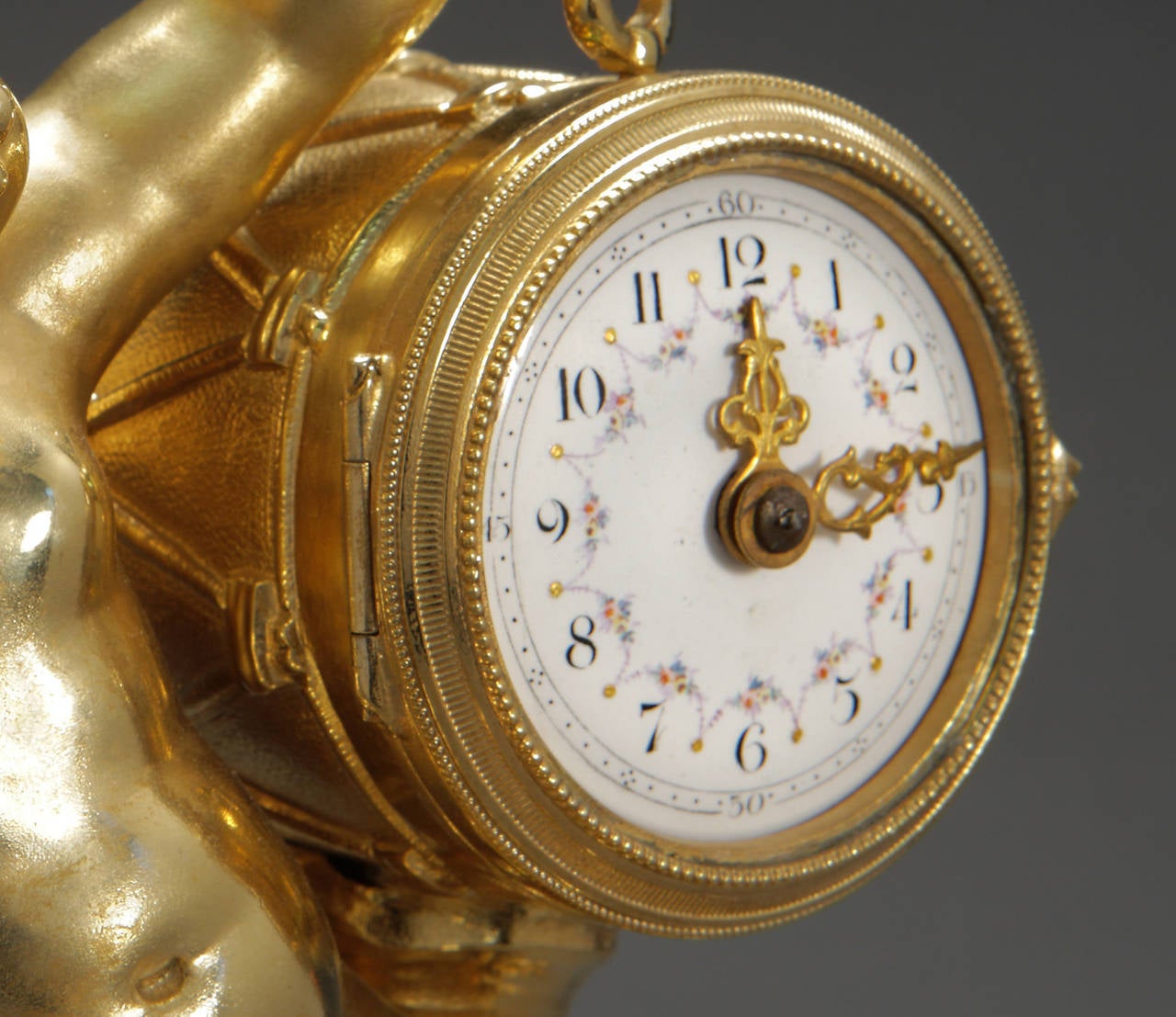 Garniture d'horloge française de style Louis XVI en bronze doré en vente 3