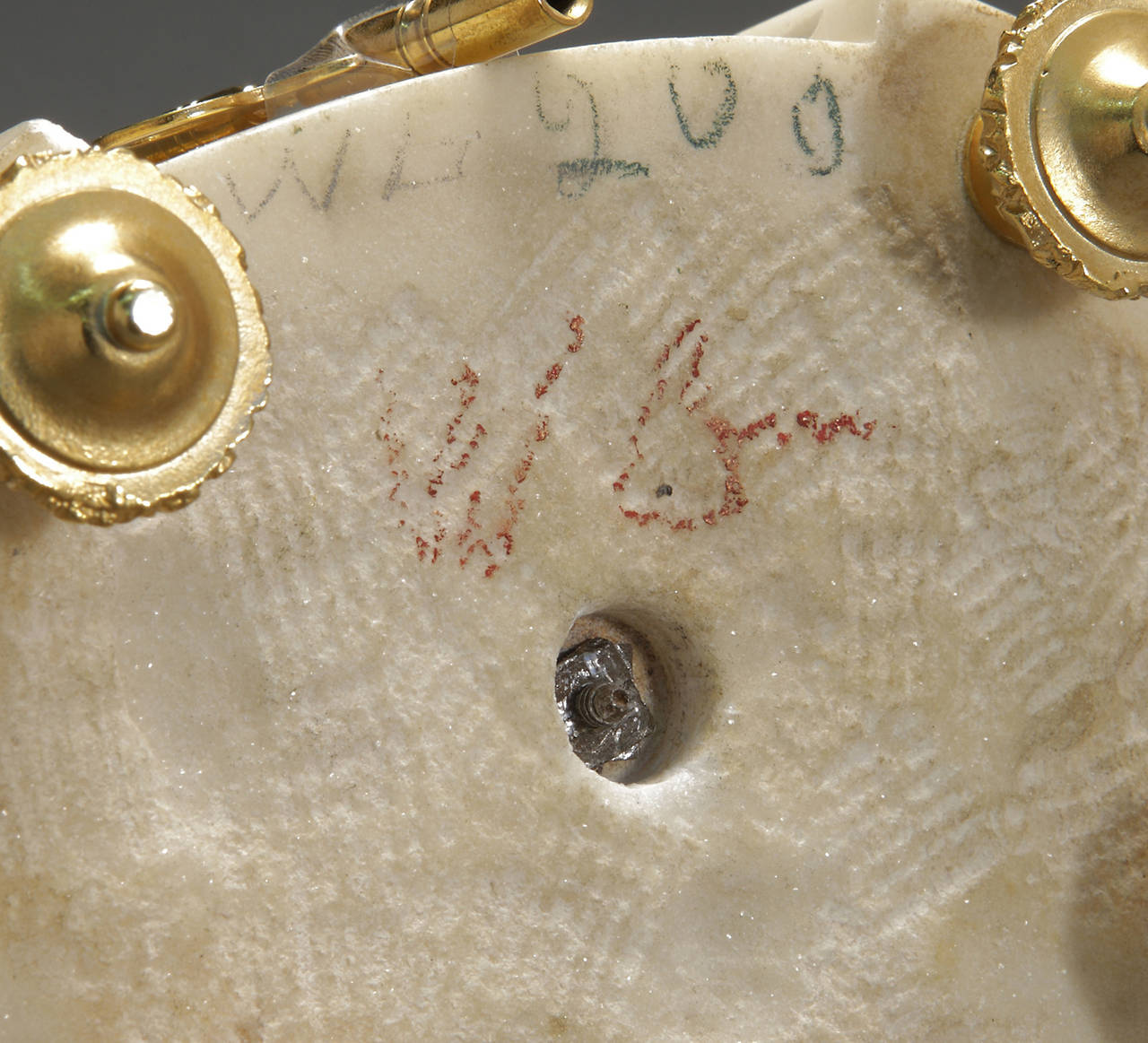 Garniture d'horloge française de style Louis XVI en bronze doré en vente 4
