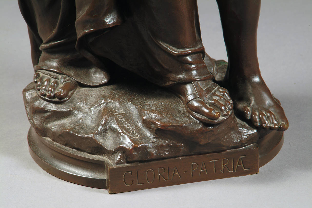Français Une sculpture française du 19ème siècle en bronze patiné intitulée « Gloria Patria ». en vente