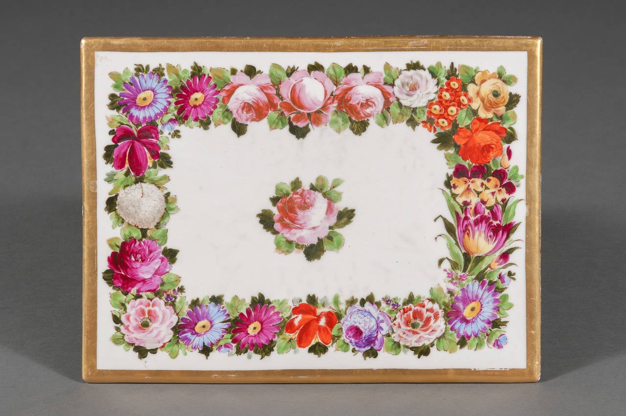 Plaque florale française ancienne en porcelaine de Limoges peinte à la main

France, Circa 1900

Marqué au dos : D & C France d

Dimensions :  Largeur : 14,75