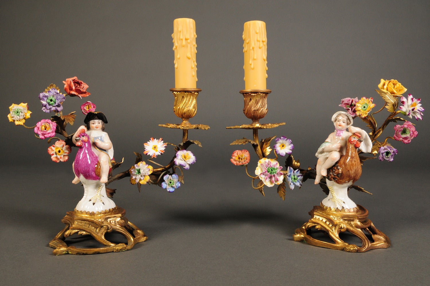 Ein Paar antike kontinentale Kerzenständer aus Porzellan und Bronze