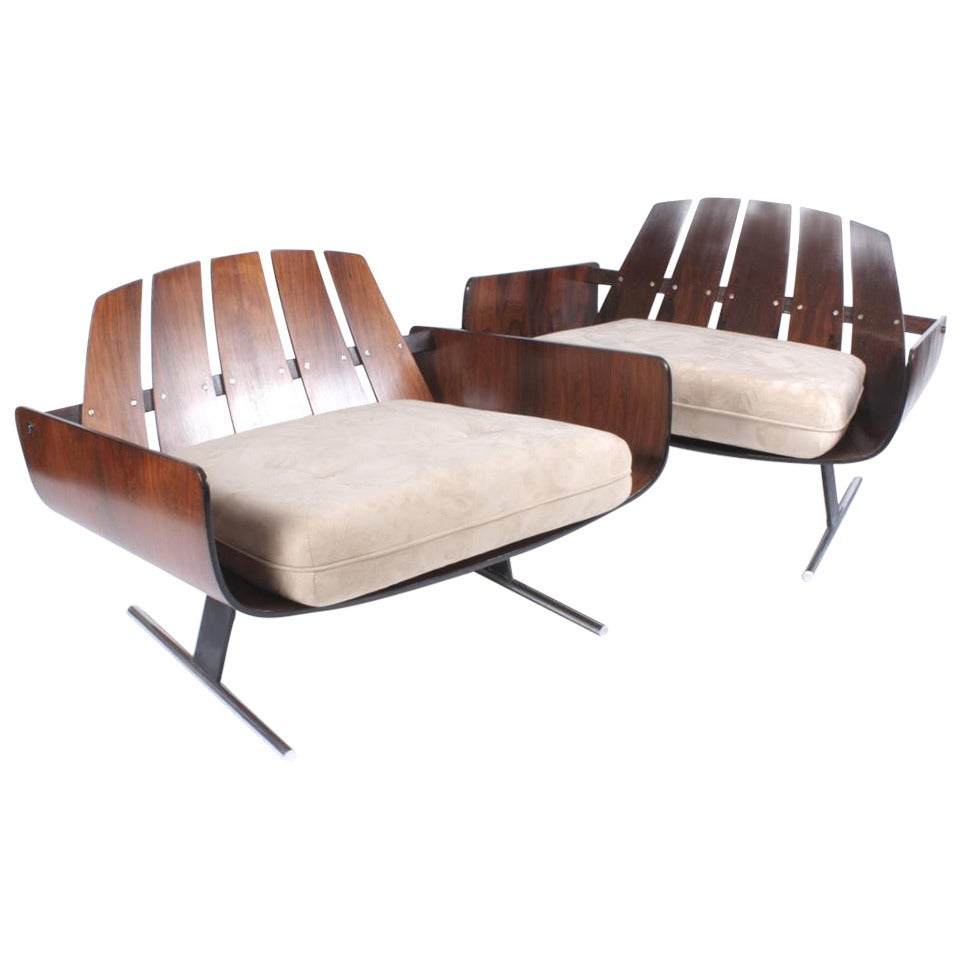 Pair of "Presidencial" Armchairs by Jorge Zalsupin