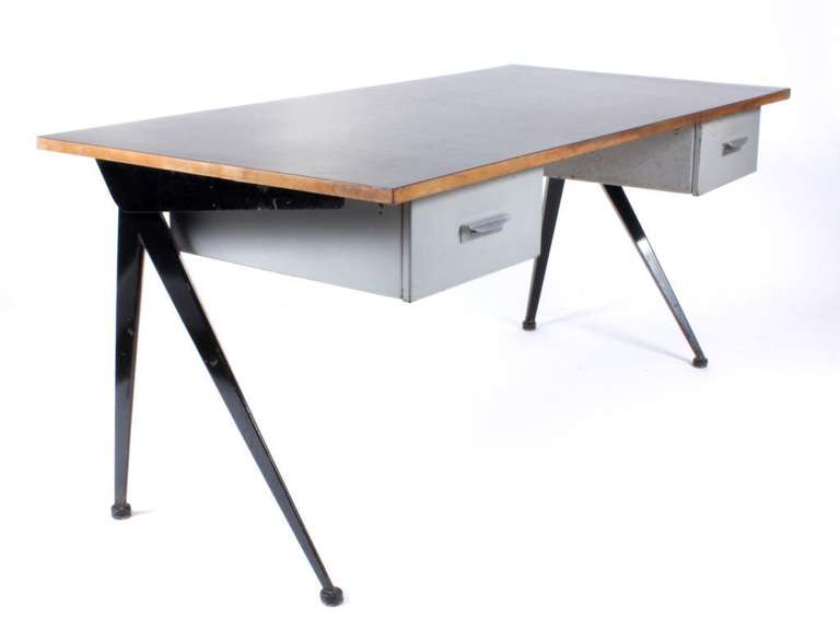 Desk Compas designed by Jean Prouvé circa 1950.
Edited by Ateliers Jean Prouvé
Folded sheet steel, wood.
Origin : private collection