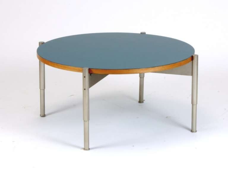 Table designed by Gio Ponti and edited by Cassina in 1964 for the Hotel Parco dei Principi of Rome.
Made of anodized aluminium and stratified wood. 

Bibliography:
- LA PIETRA Ugo, Gio Ponti, éd. Rizzoli, New-York, 2009, p.373