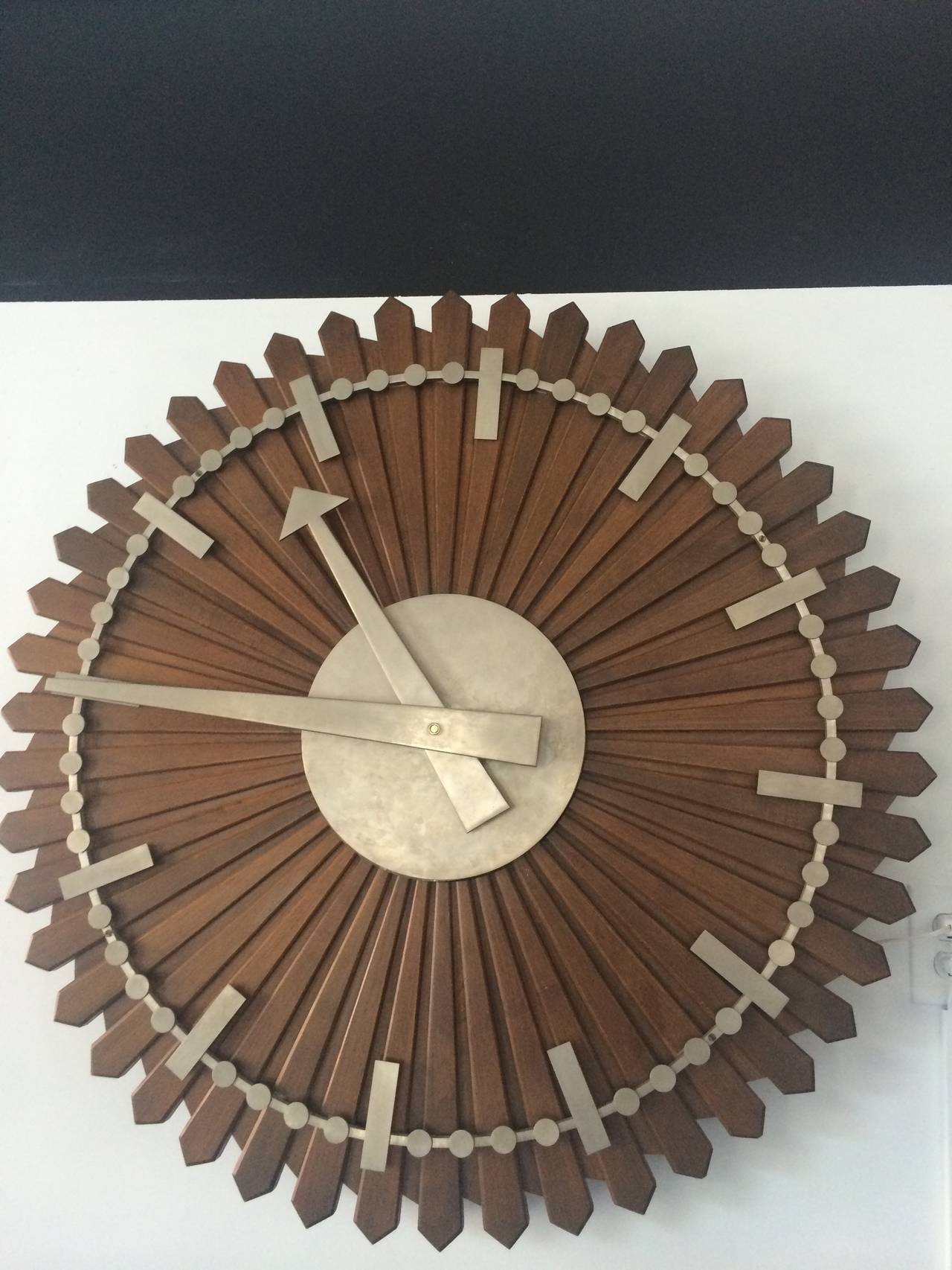 Amazing 1940s Wall Clock In Good Condition In Los Angeles, CA
