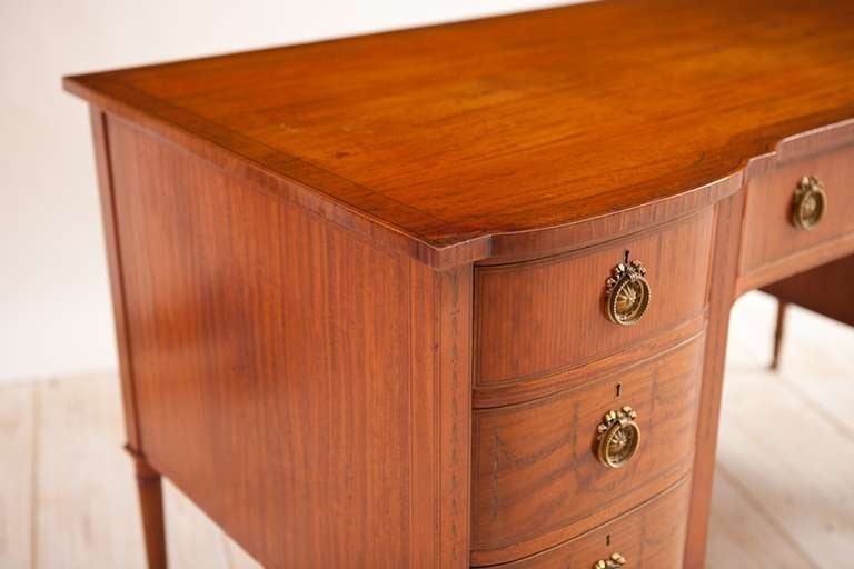 English Edwardian Satinwood Kneehole Desk In Excellent Condition In Miami, FL