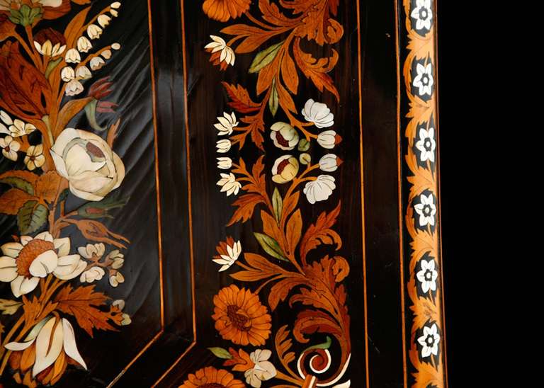 Octagonal Tilt-Top Table in Ebonized Wood with Inlays of Mother of Pearl and Various Woods, England circa 1840 In Good Condition In Miami, FL