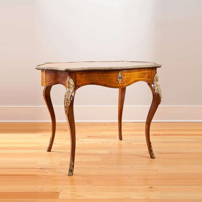 Table française de la Belle Époque dans le style de Louis XV avec parquet, marqueterie et montures en bronze doré, vers 1870. Importé par J.R. Horner à New York depuis la France pour le marché américain. À l'époque, les ébénistes américains