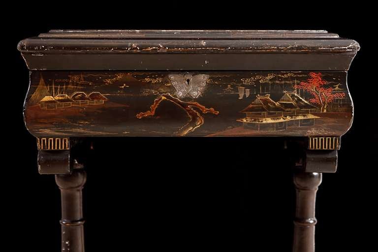Chinoiseries Table ancienne Chinoiserie avec scènes de paysage peintes sur Wood laqué noir en vente