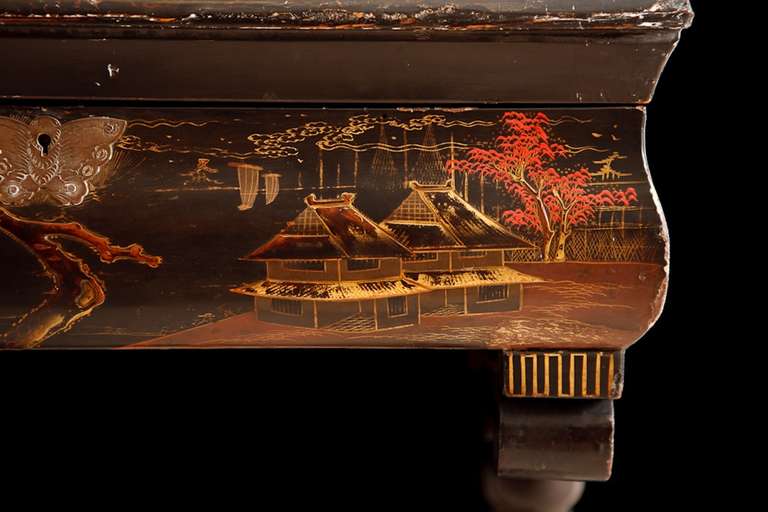 Antique Chinoiserie Table w/ Painted Landscape Scenes over Black Lacquered Wood In Fair Condition For Sale In Miami, FL
