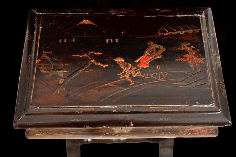 Antiker Chinoiserie-Tisch mit bemalten Landschaftsszenen über schwarz lackiertem Holz (Polychromiert) im Angebot