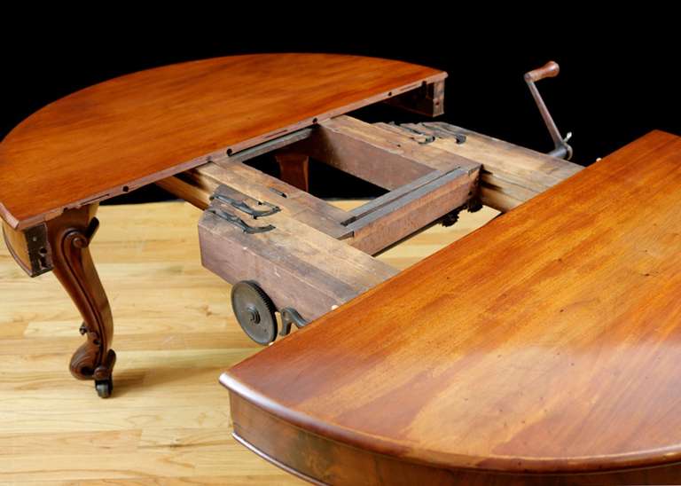 19th Century Dining Table in Mahogany with Crank Mechanism, Philadelphia circa 1860