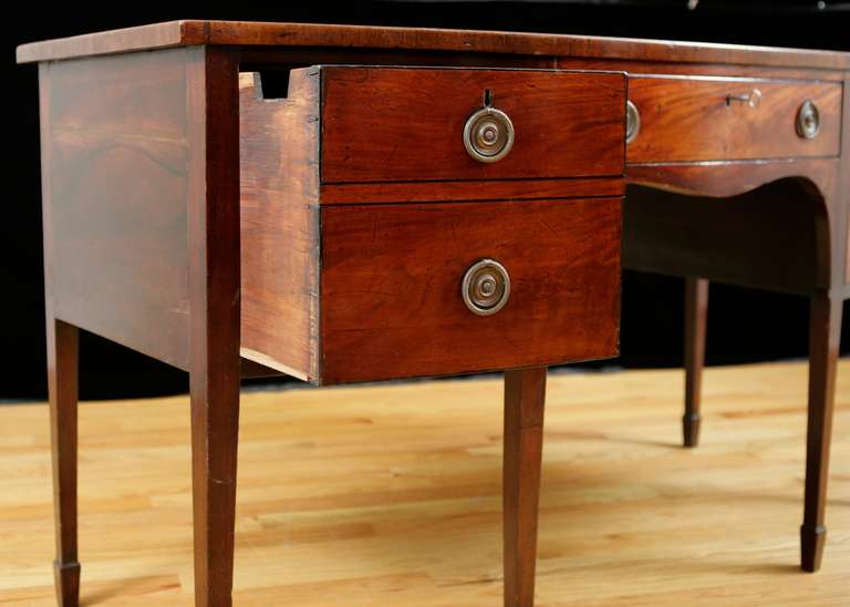 18th Century English George III Bow-Front Huntboard or Sideboard in Mahogany, circa  1775 For Sale