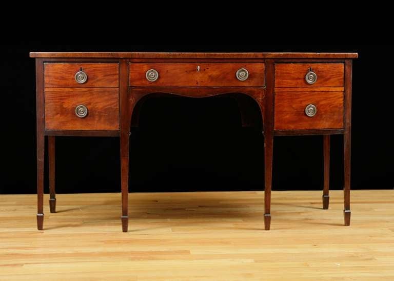 Inglese Credenza o credenza ad arco di Giorgio III in mogano, circa  1775 in vendita