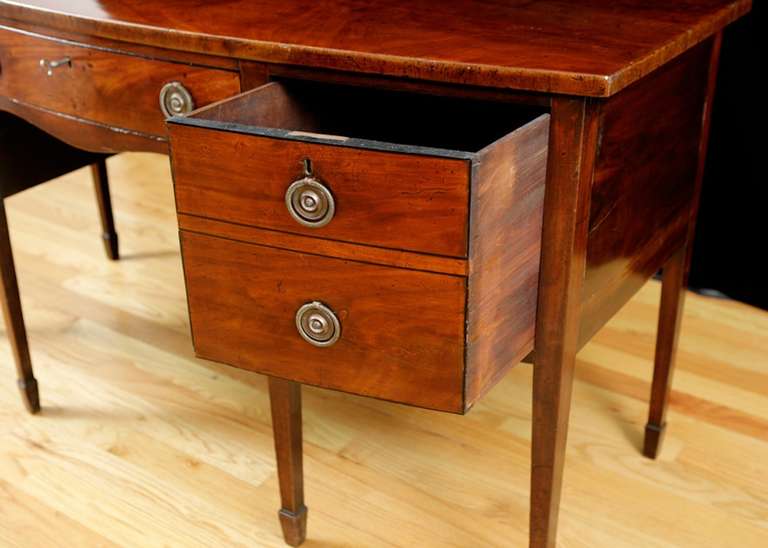 English George III Bow-Front Huntboard or Sideboard in Mahogany, circa  1775 In Good Condition For Sale In Miami, FL