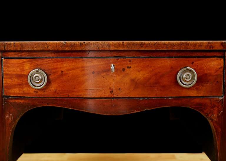 English George III Bow-Front Huntboard or Sideboard in Mahogany, circa  1775 For Sale 1