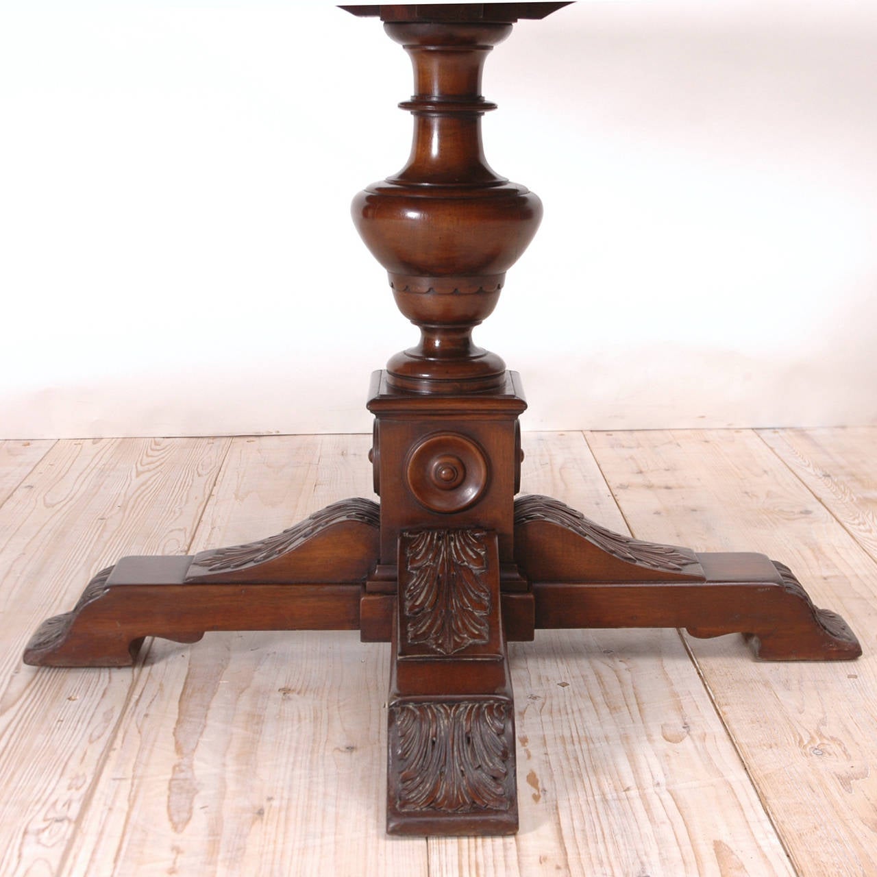 Neo-Renaissance Octagonal Table in Walnut with Acanthus Carved Center Pedestal In Good Condition In Miami, FL