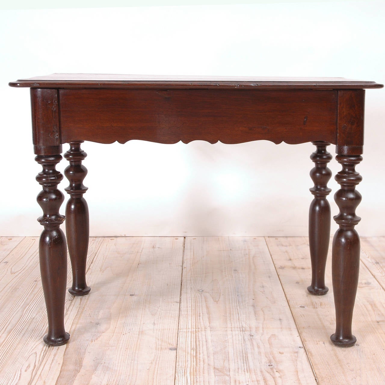 From Dutch Guiana (present-day Suriname), a small handsome table in mahogany with scalloped apron and turned legs. Features pegged construction and a rich dark patina, circa 1800.
Measures: 15 1/2