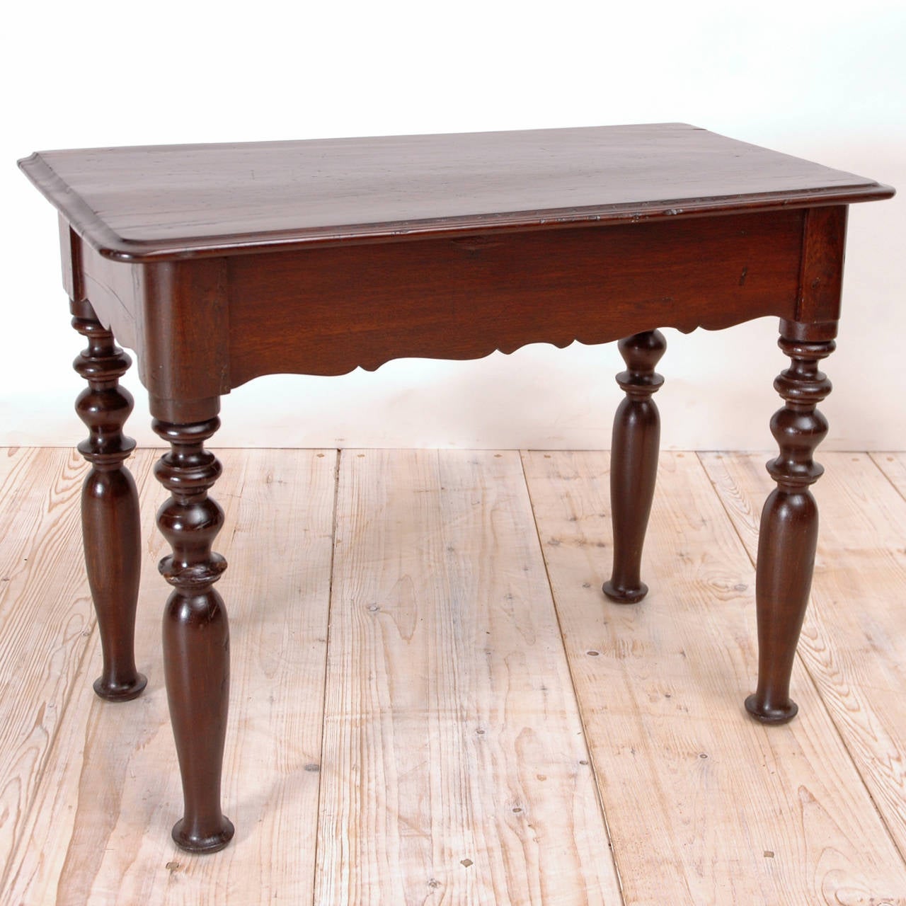 19th Century Dutch Guiana Table in Mahogany with Turned Legs In Good Condition In Miami, FL