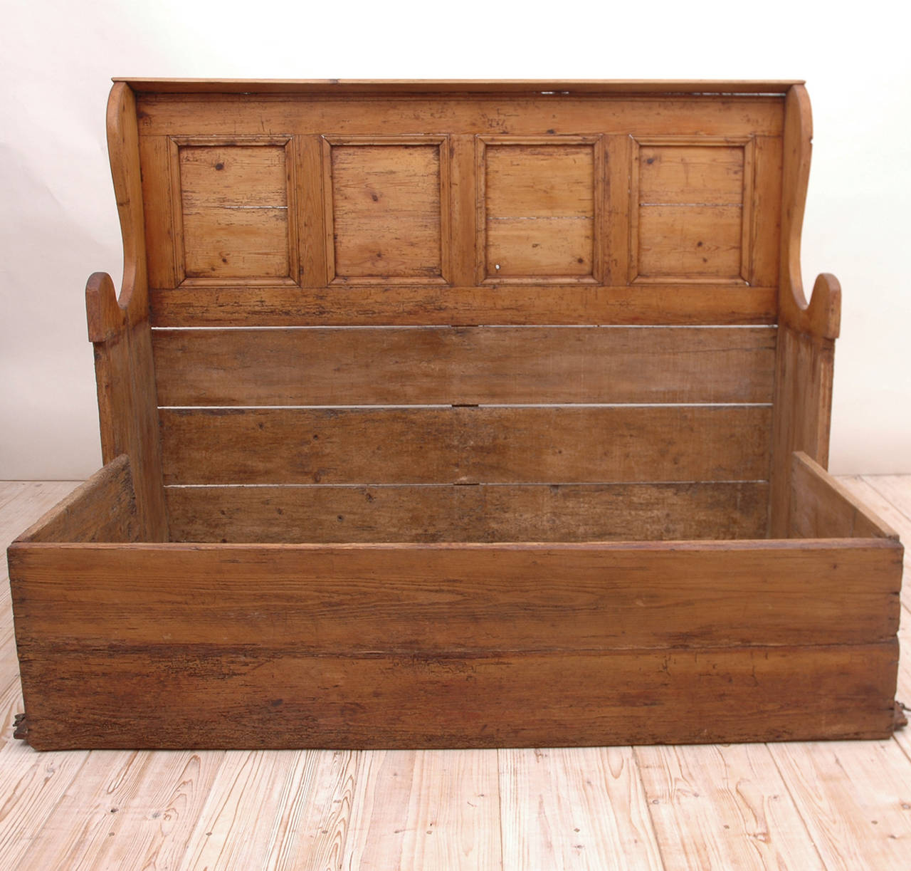English Bed Bench in Pine, circa 1800 In Distressed Condition In Miami, FL