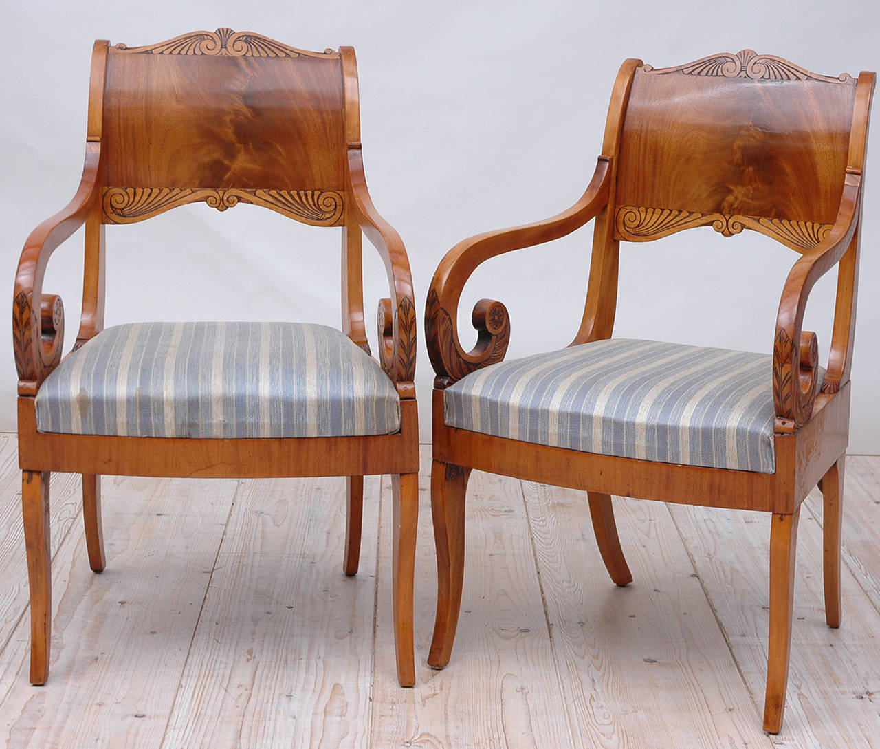 Ensemble de six chaises de salle à manger baltiques:: vers 1820